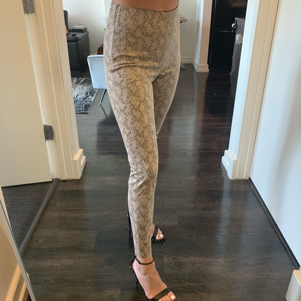 Snakeskin print leggings